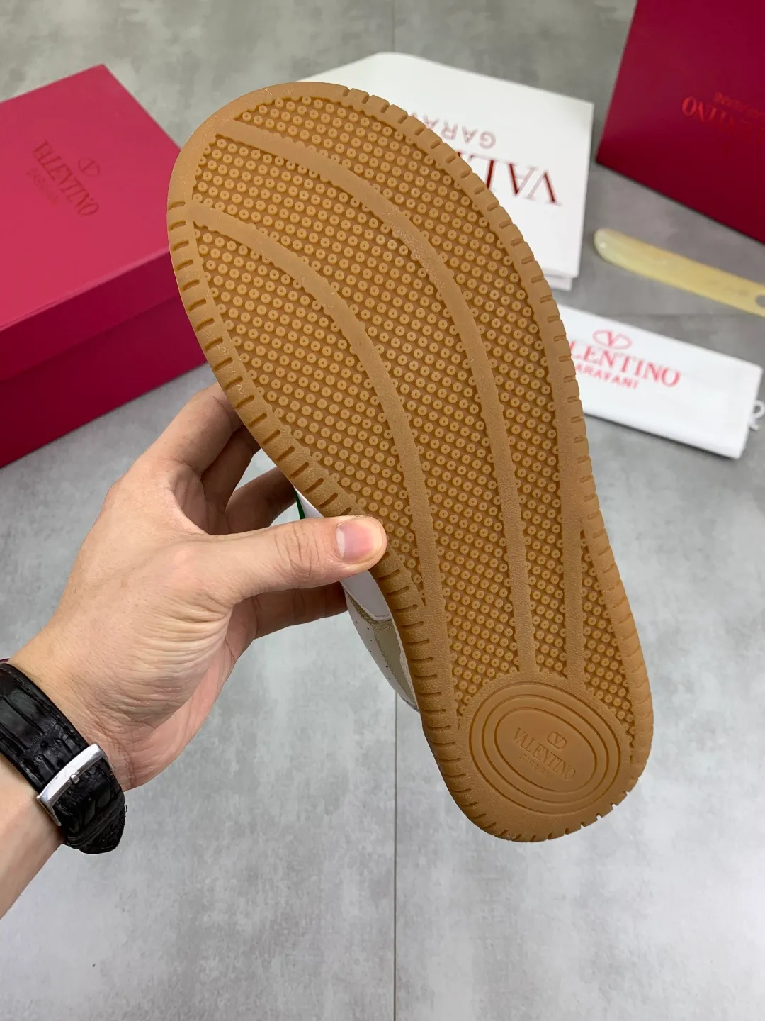 Men's men's shoes 💰P680 New Valentino 𝑶𝒏𝒆𝑺𝒕𝒖𝒅 Couple's sports shoes series Valentino 2025 new couple's sports shoes are on sale. The original ZP purchase and dismantling. Repeated pattern making and modification. 1:1 restoration! Top luxury masterpiece Velcro design Soft and comfortable imported calfskin brings excellent elegant texture and excellent on-foot comfort Top purchasing version upper: imported calfskin surface/original oil edge craftsmanship Lining: water-dyed sheepskin lining Outsole: original development 𝐓𝐏𝐔 two-color combination outsole Packaging: original configuration complete package Code number: 35-46